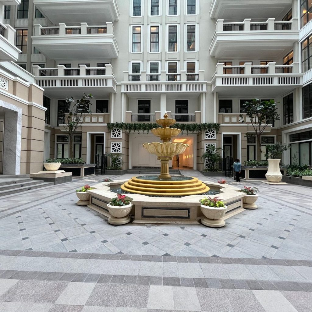 Taman dalam ruangan Le Parc dengan suasana tenang dan elegan